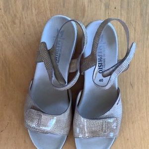 Mephisto sandals size 10. Beige/tan patent leather.